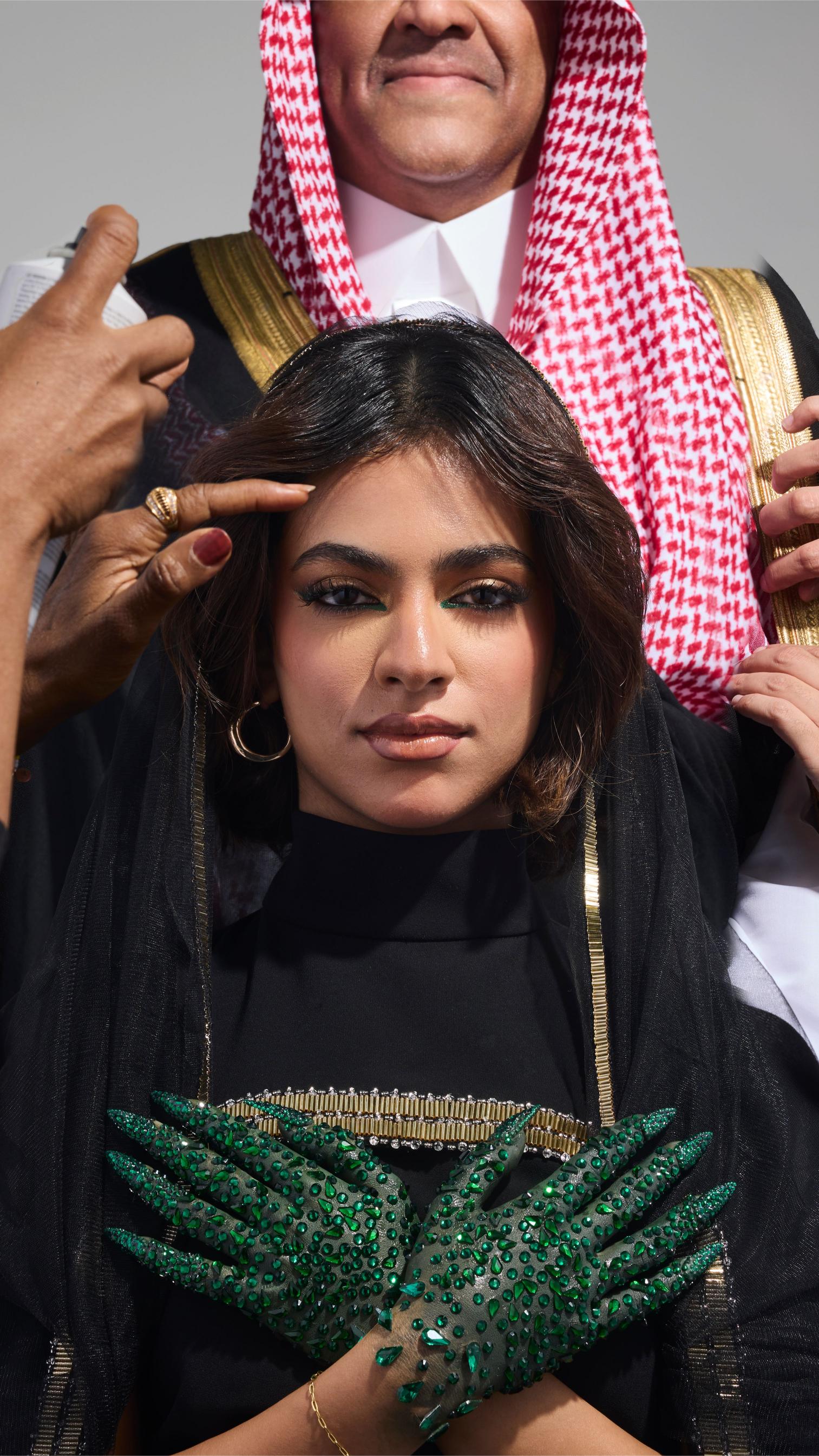 ديم القو برفقة والدها في كواليس جلسة التصوير الخاصة باليوم الوطني، حيث تجتمع الرموز البصرية للعزّة والفخر