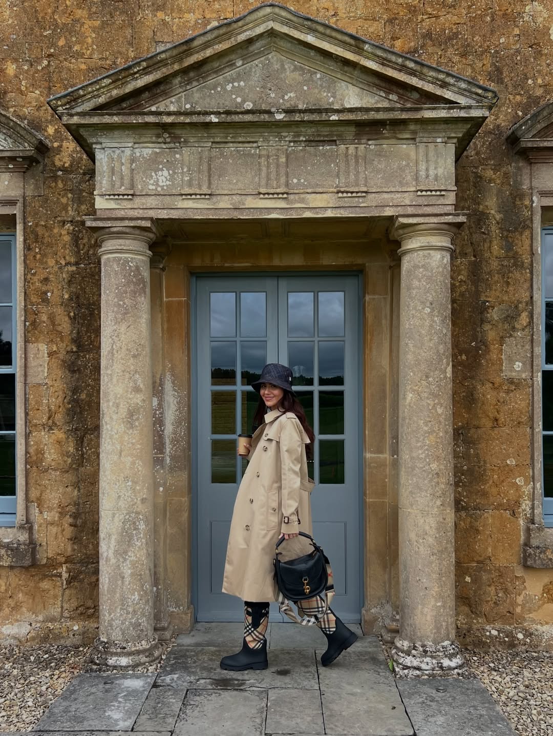 ديما الأسدي بإطلالة من توقيع دار Burberry