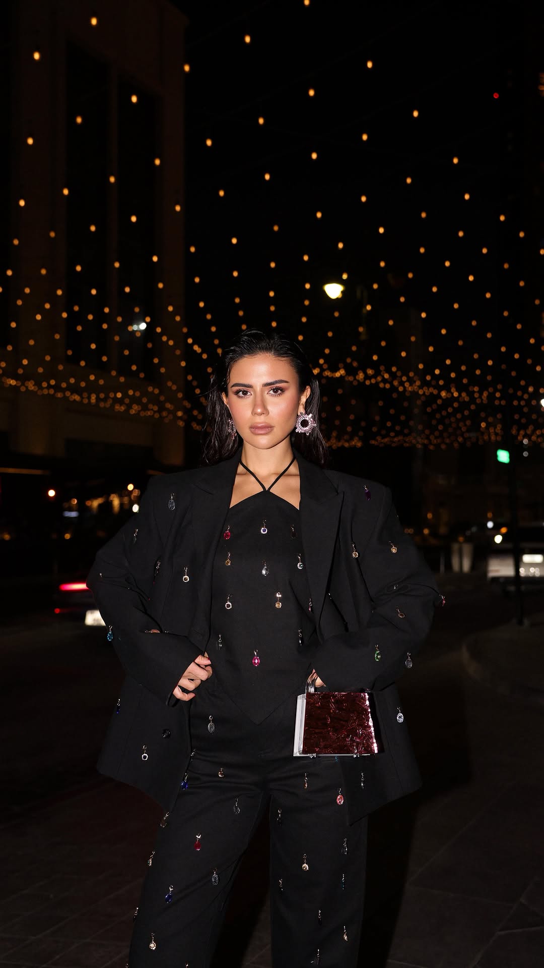 ديما الأسدي ببدلة سوداء مكونة من ثلاث قطع