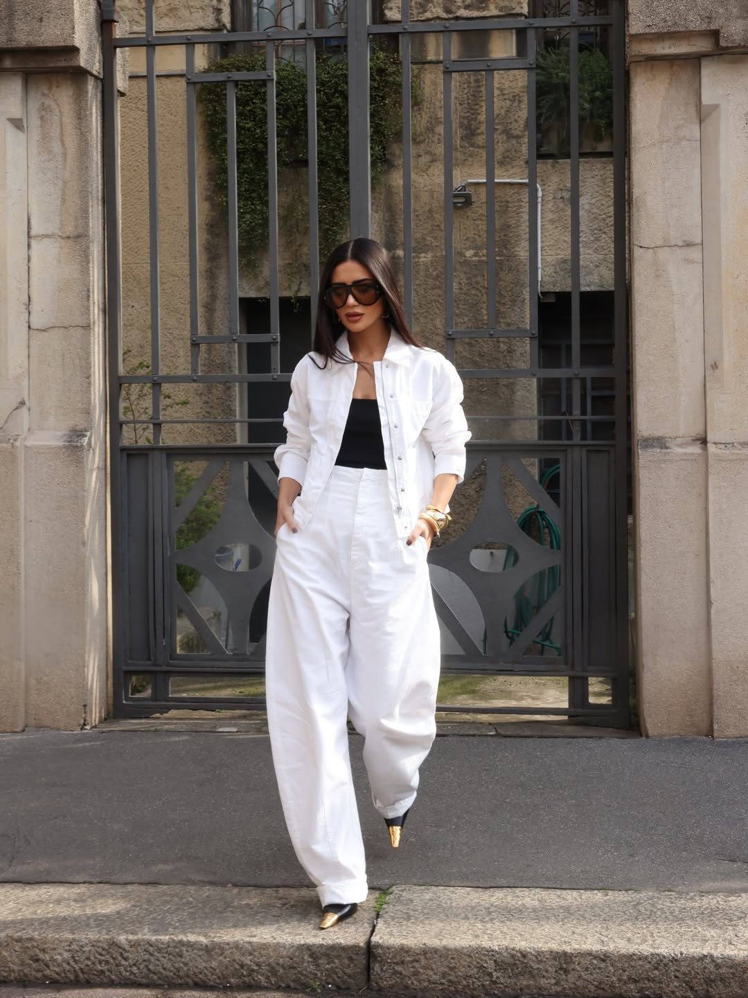 ديما الأسدي ببنطال واسع الأرجل مع جاكيت واسع بخط أزرار أمامي