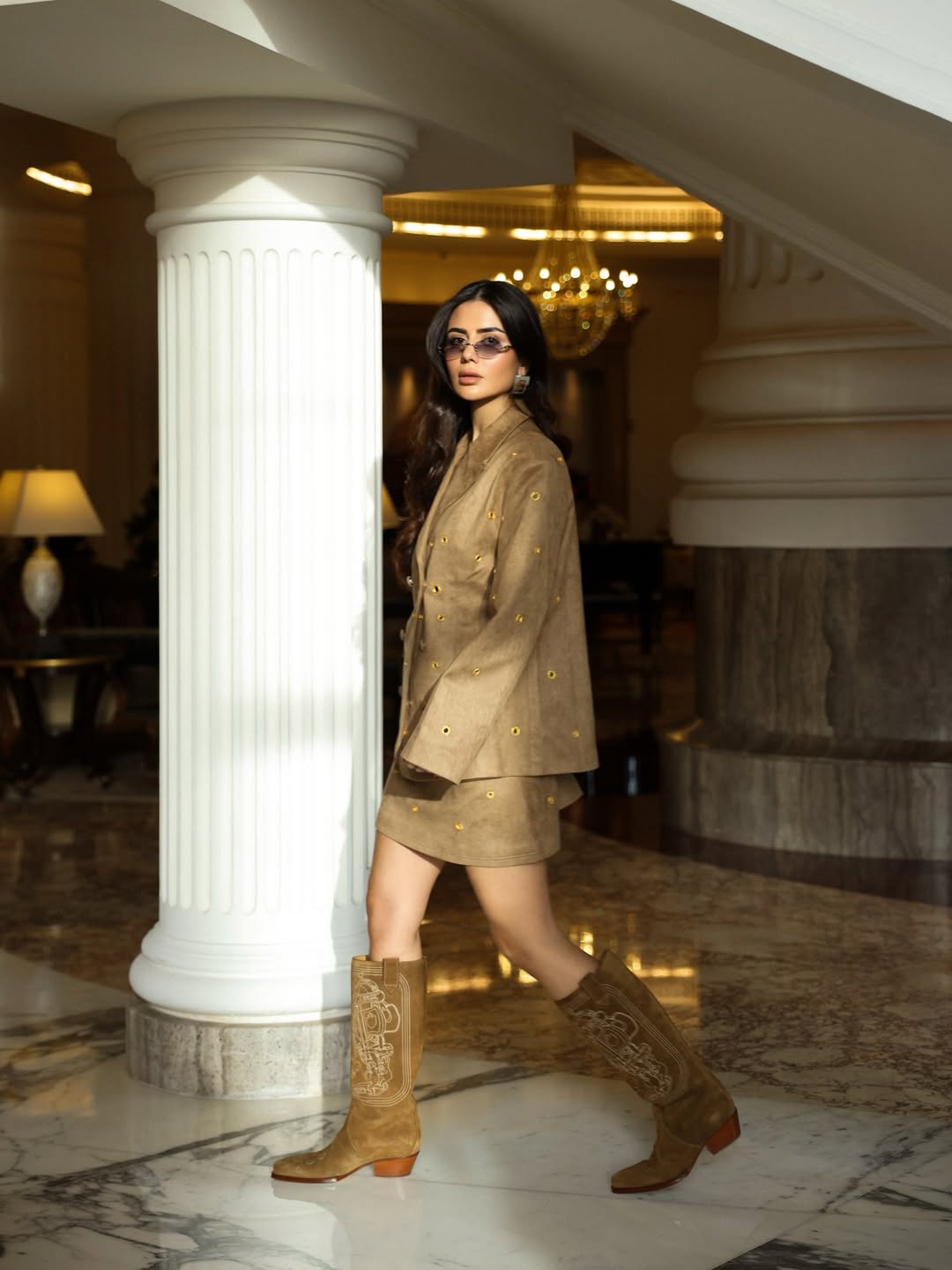 ديما الأسدي بتنورة ميني مستقيمة مع جاكيت أوفر سايز مغلق