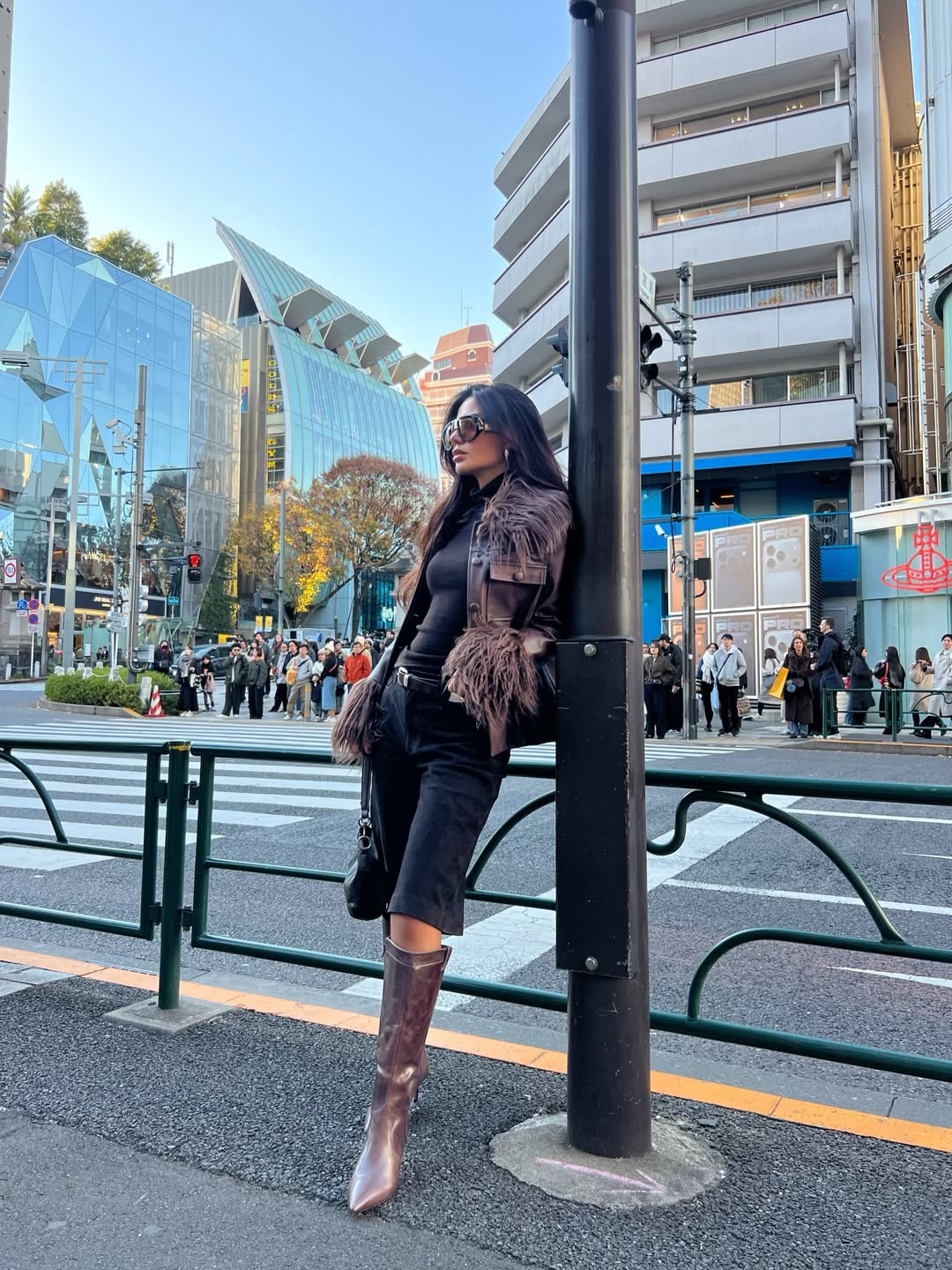  ديما الأسدي بصيحة البنطال القصير من الدنيم الداكن