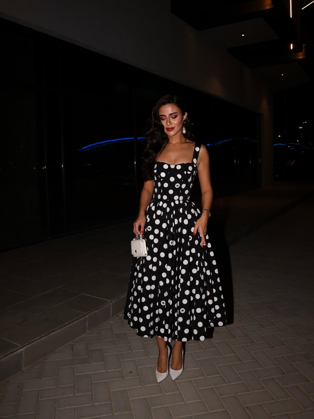  ديما الأسدي بفستان باللون الأسود تزينه نقاط البولكا البيضاء