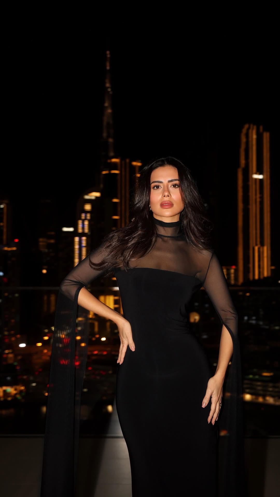 إطلالة ديما الأسدي بالفستان الأسود المجسم