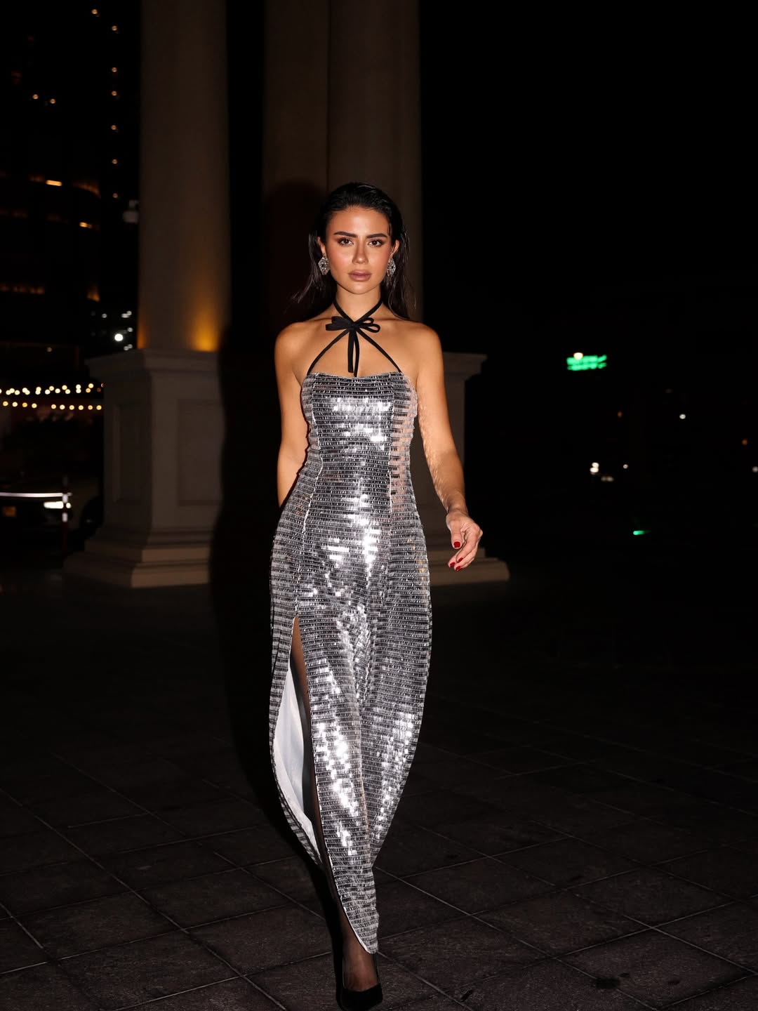 ديما الأسدي بفستان طويل من توقيع Mayka ميزته ياقة رفيعة 