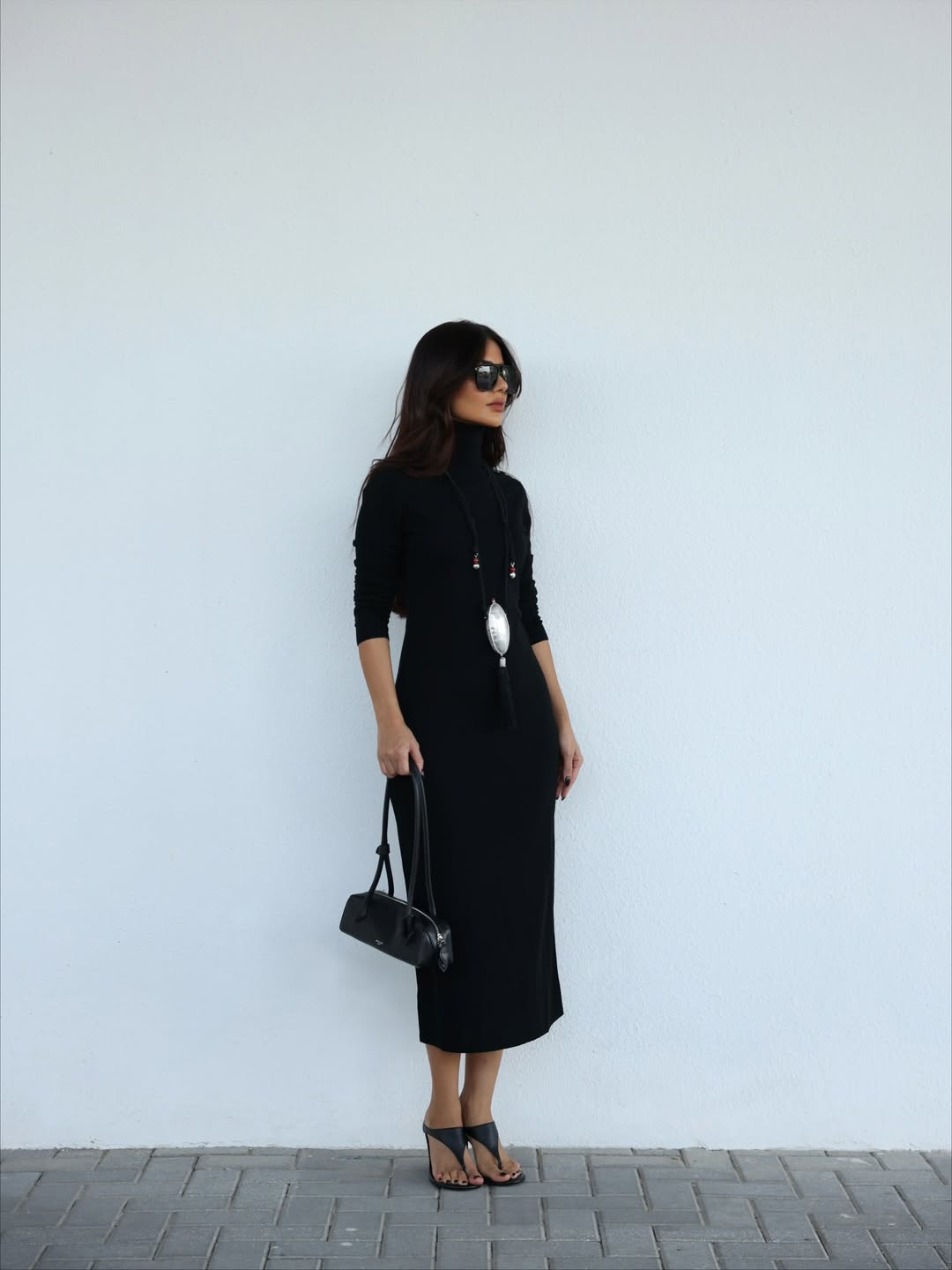  ديما الأسدي بفستان ميدي ضيق محبوك من الصوف الأسود