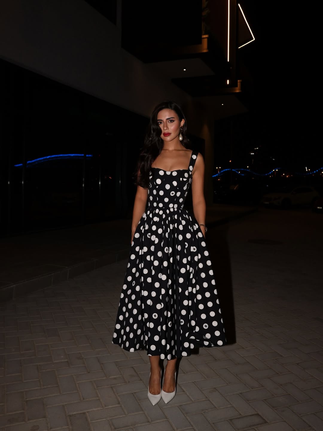  ديما الأسدي ترتدي فستانا بنقاط البولكا البيضاء