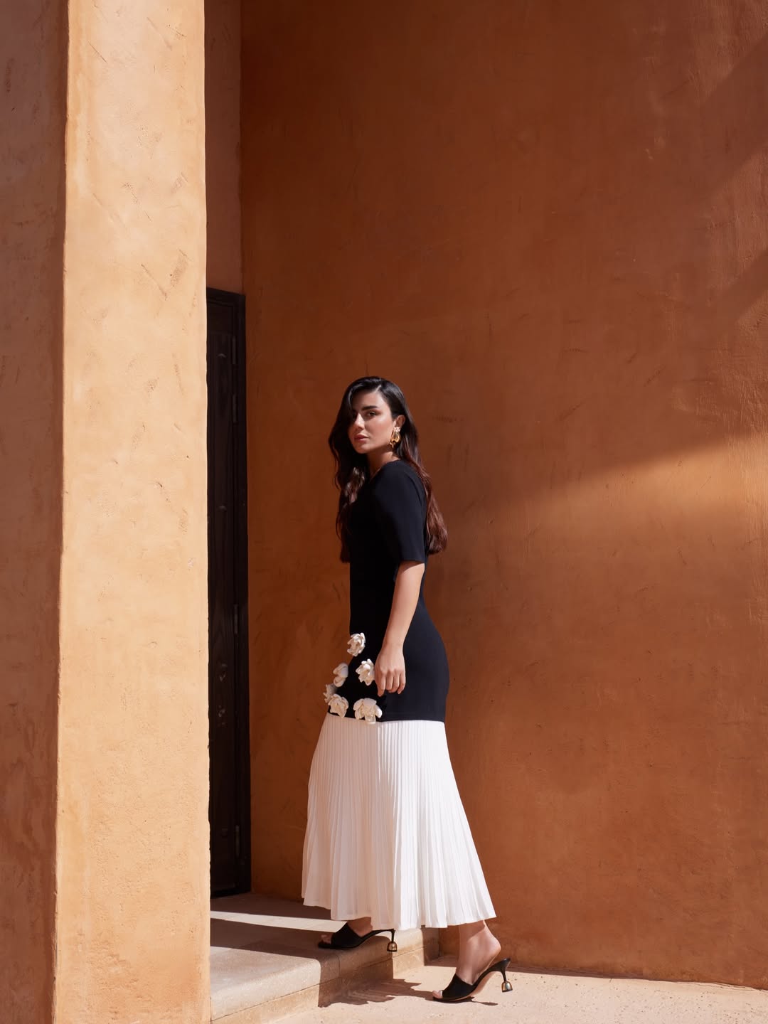 ديما الأسديبفستان طويل مصمم بقصة فستان ميني ضيق من القماش الأسود