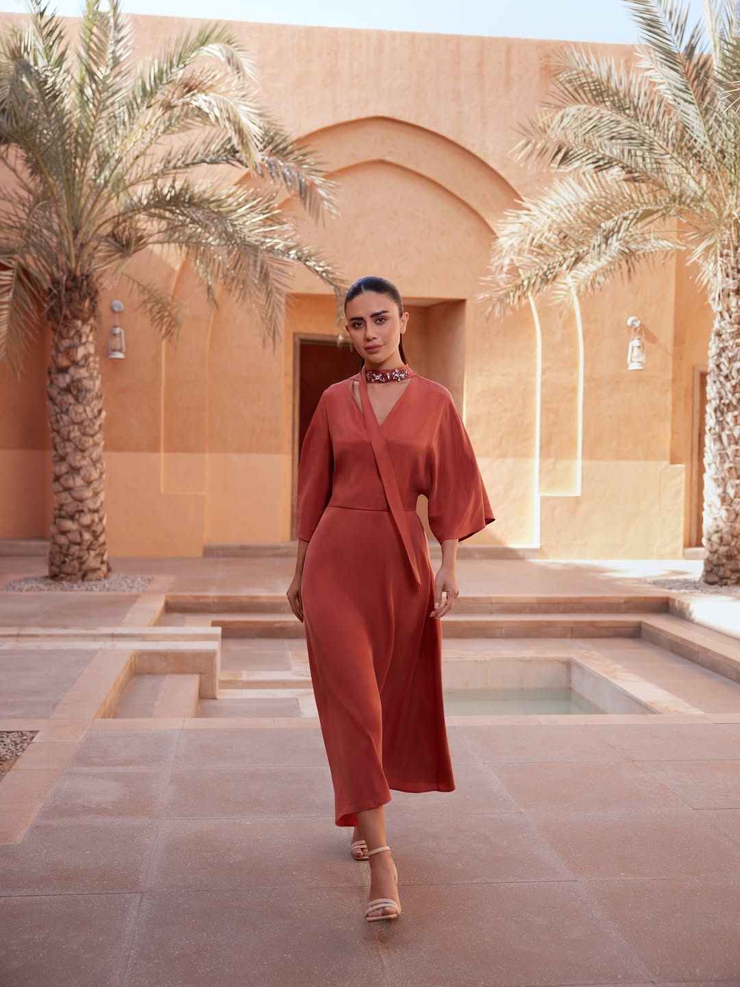 ديما الأسدي تجسد حيوية الربيع بلمسات دار Ipekyol