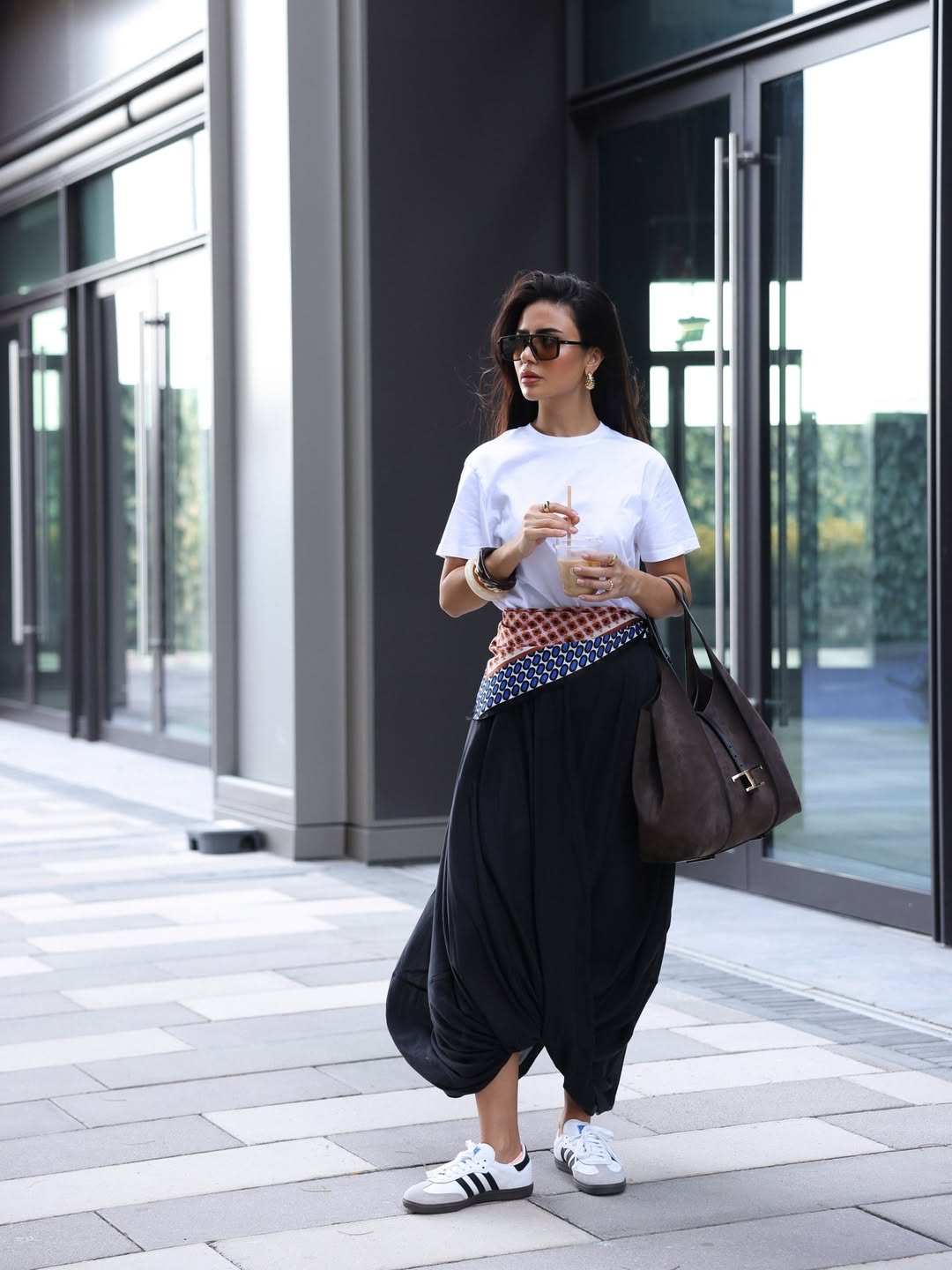 ديما الأسدي بإطلالة كاجوال نهارية مريحة