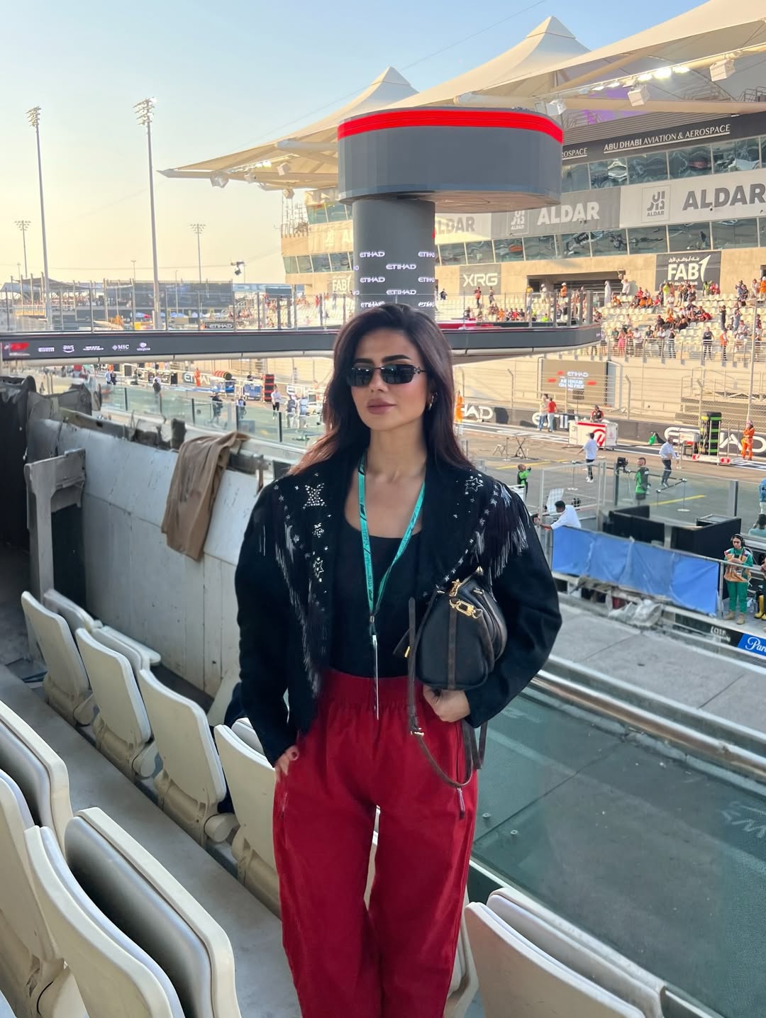 ديما الاسدي بالبنطال الأحمر الواسع بالخصر المطاطي العالي مع جاكيت مفتوح بقصة أوفر سايز