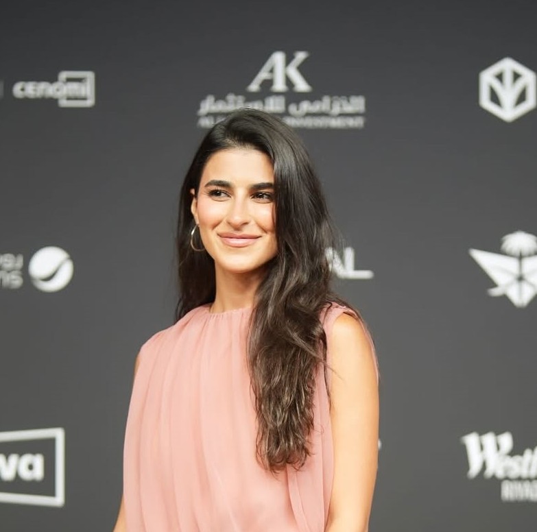 ديما شيخلي بإطلالة جمالية هادئة