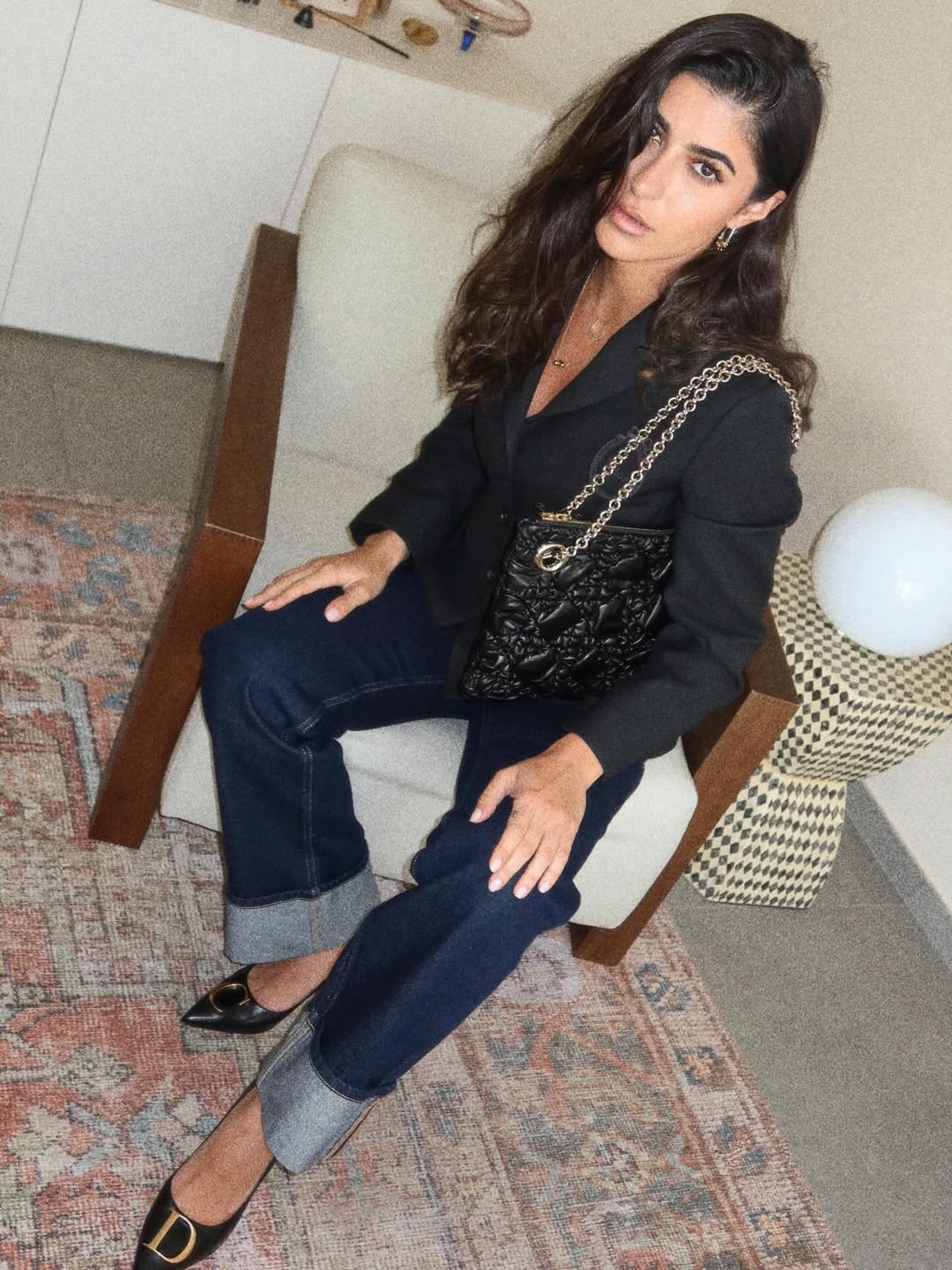 ديما الشيخلي نسقت بنطلون الجينز بأسلوب كلاسيكي رسمي