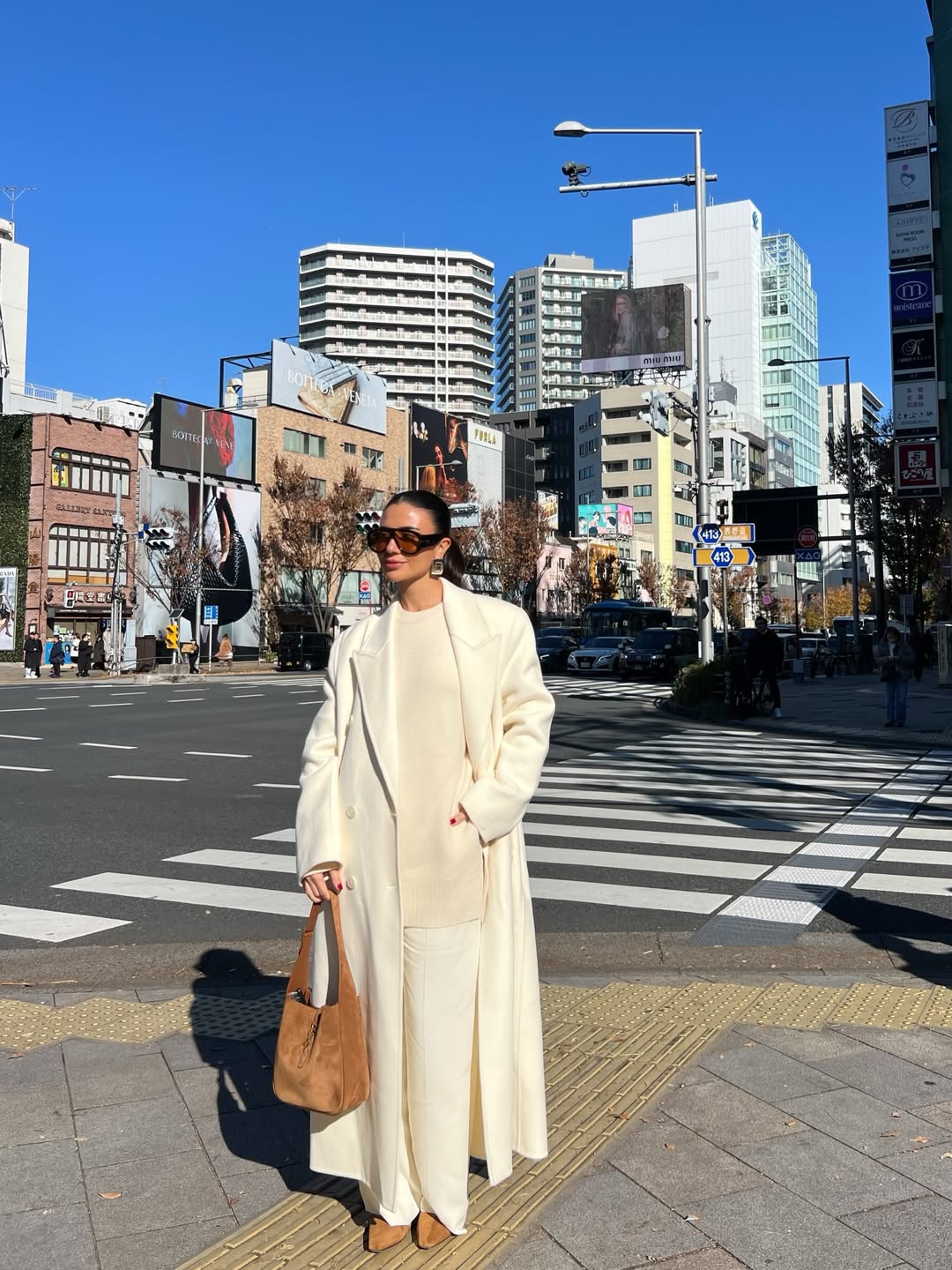 ديما ببلوزة صوفية محبوكة بقصة أوفر سايز بياقة ضيقة مع بنطال واسع