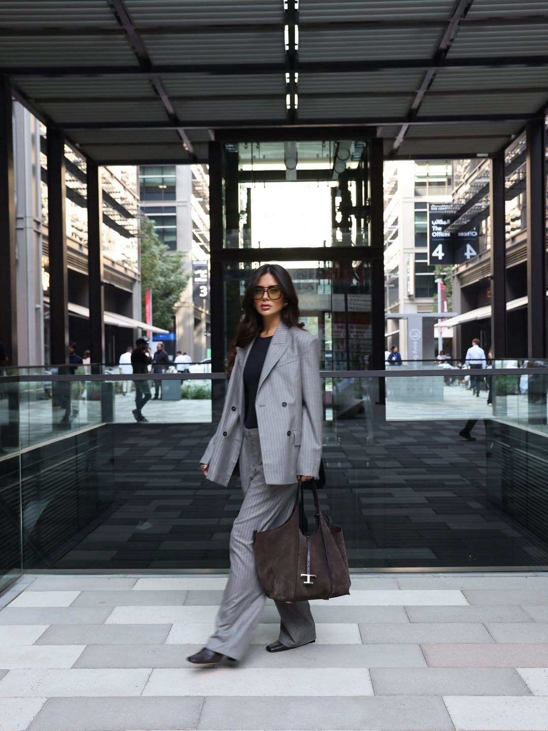 ديما بصيحة البدلة المقلمة باللون الرمادي الفاتح