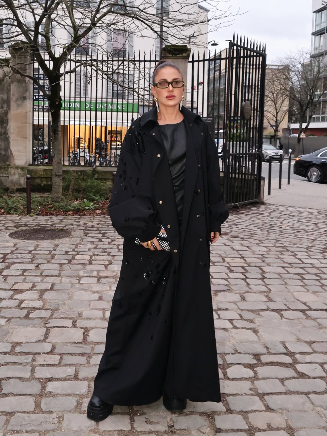 ديما قندلفت بستايل الفستان القصير من الجلد الأسود