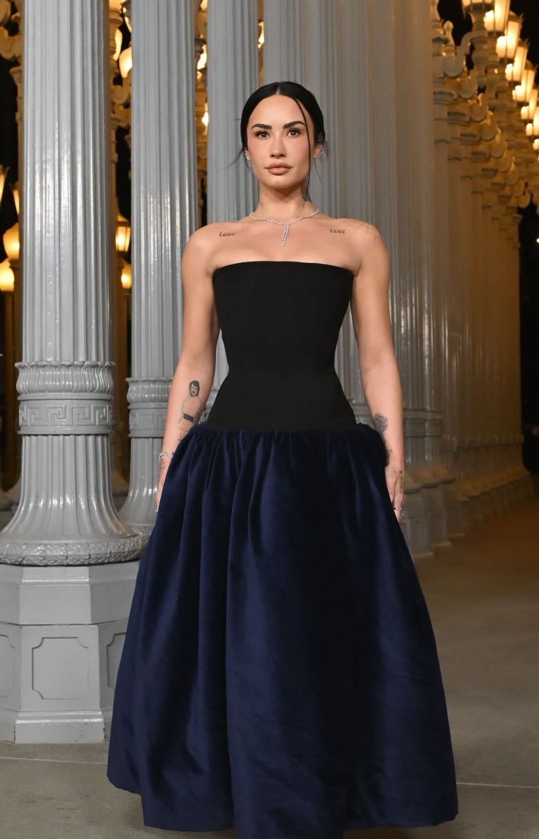 ديمي لوفاتو بستايل فستان سترابلس مستوحى من عالم الأميرات