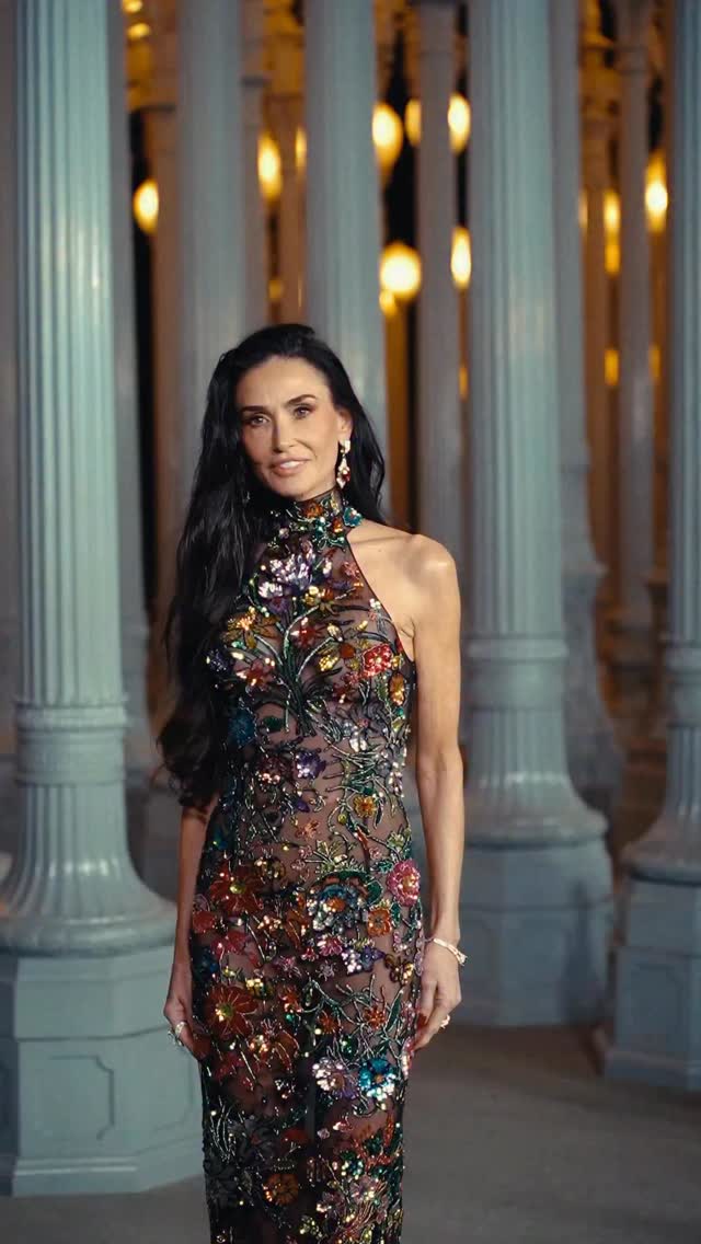 ديمي مور بفستان سهرة طويل وموصول بذيل قصير