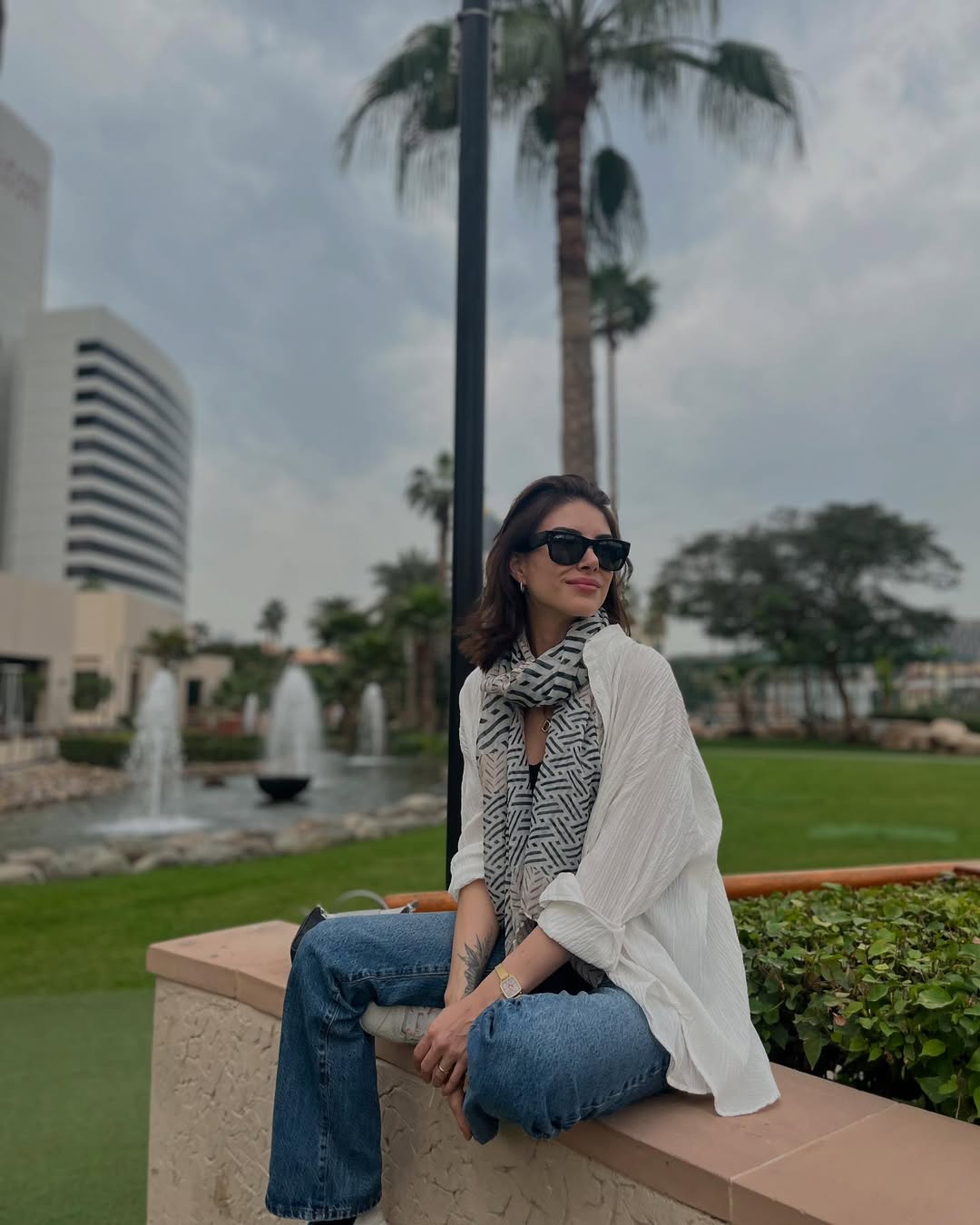  دينيز بايسال بصيحة بنطال الدنيم الأزرق بالأرجل المستقيمة