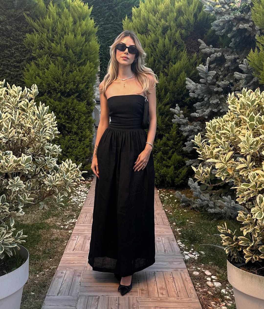 دينيز بايسال بفستان كلاسيكي طويل باللون الأسود