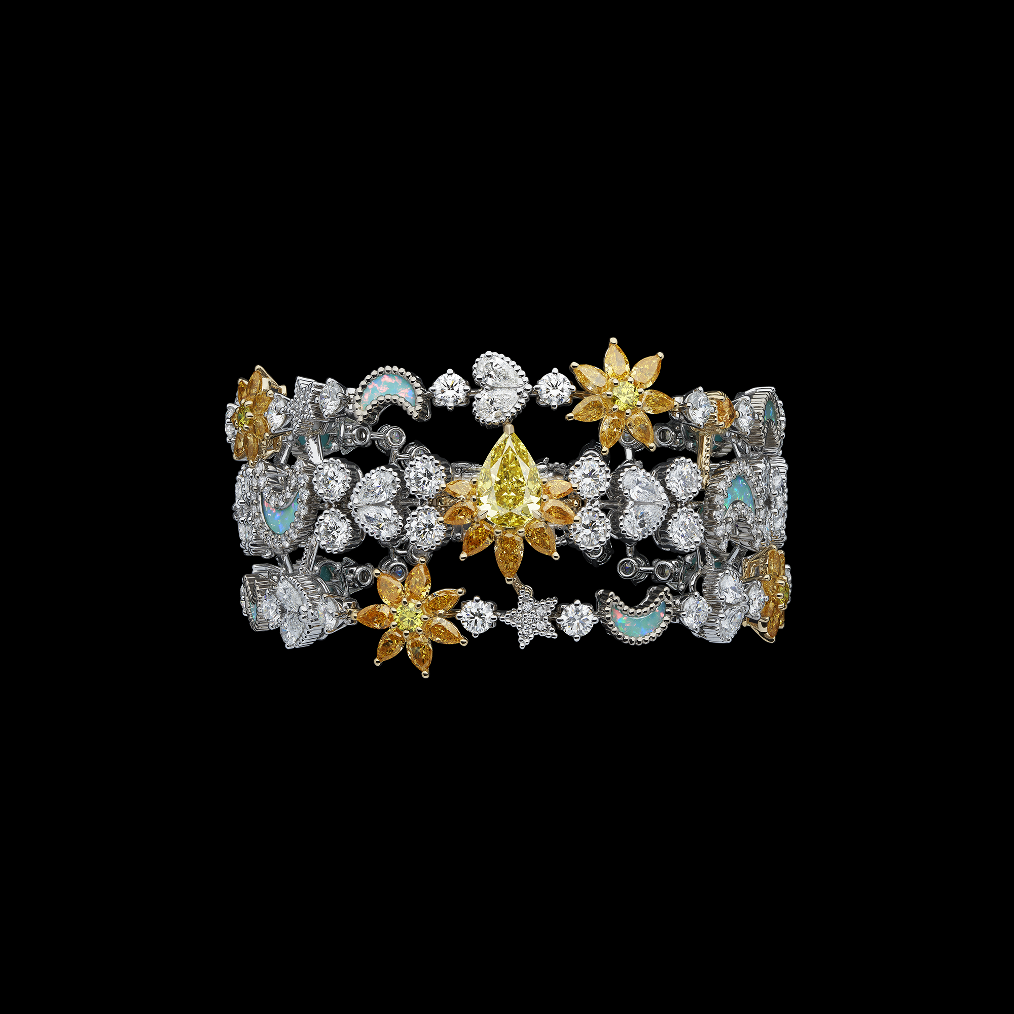 سوار BELLE DIOR SOLEIL CELESTE من الذهب الأصفر والأبيض، مرصّع بألماس أبيض وبرتقالي وأصفر، وأوبال أبيض على حجرين من الفيروز