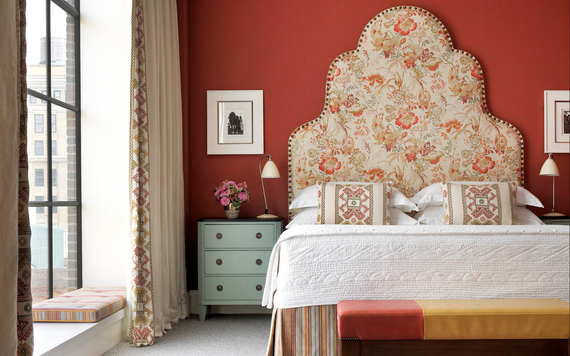 رأس السرير المزخرف بالشينتز يصبح قطعة فنية محورية تضفي لمسة أنيقة على غرفة النوم