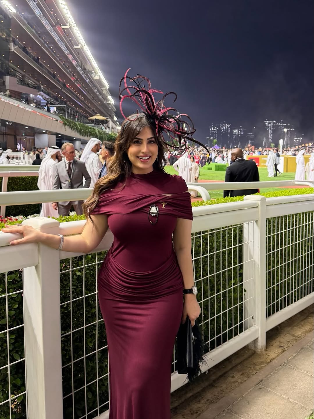 رؤى الصبان ترتدي فستانا طويلا باللون البرغندي