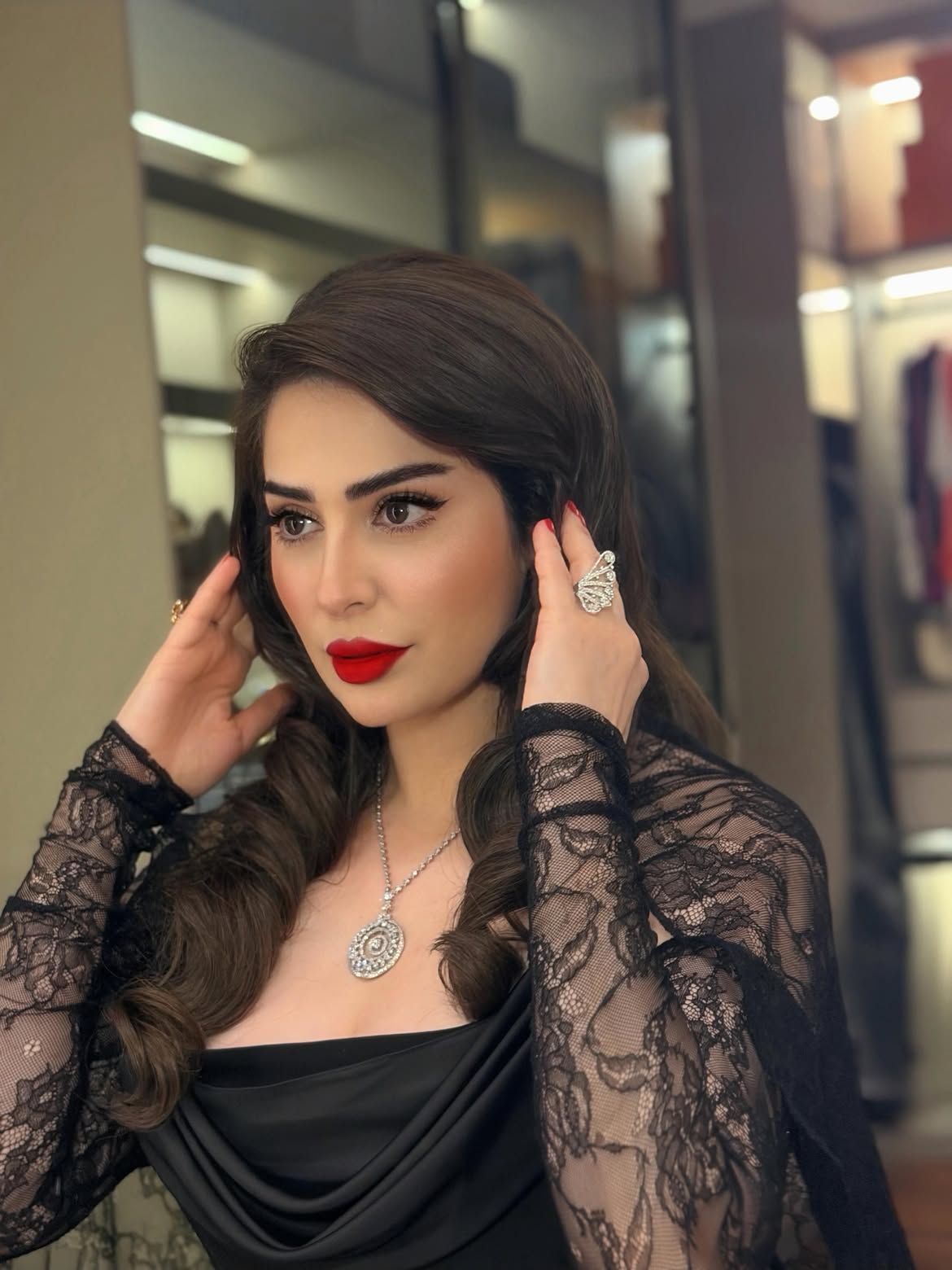 رؤى الصبان بالشفاه الحمراء الكلاسيكية