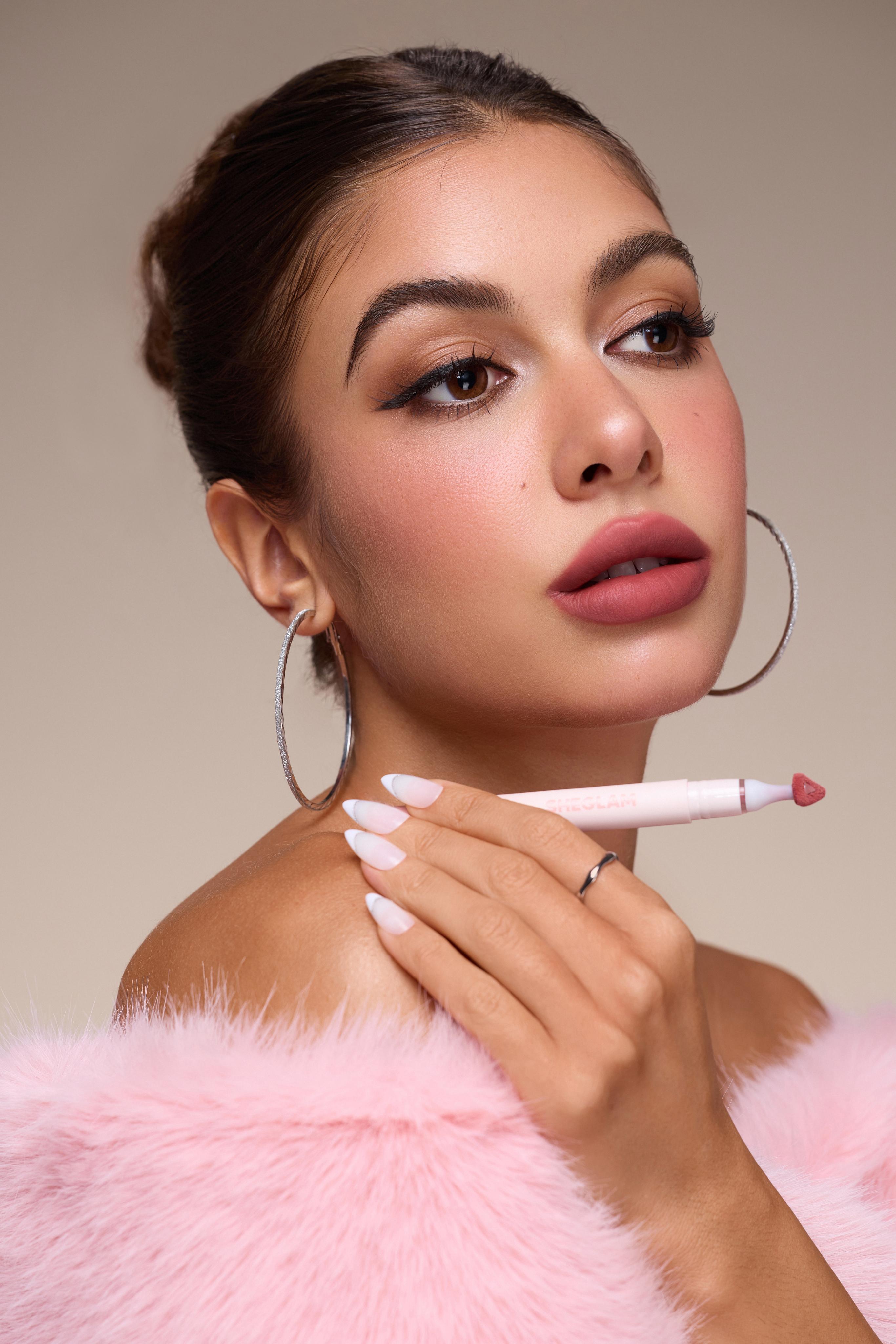 رئيسية يأتي هذا الإصدار كإضافة جديدة إلى مجموعة الشفاه المتنوعة من SHEGLAM، حيث يقدم قوامًا مبتكرًا شبه سائل بملمس ليب ماد.