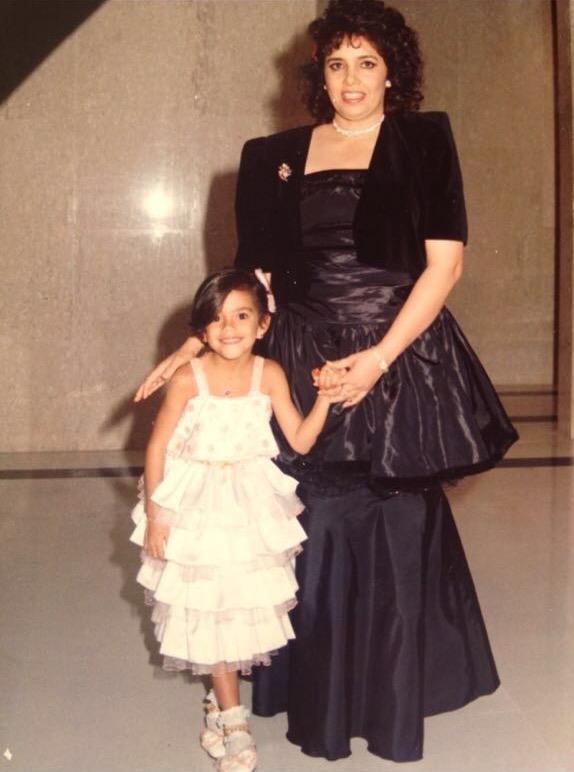 رائدة الأعمال مناير الشارخ في طفولتها مع والدتها مضا الشارخ 