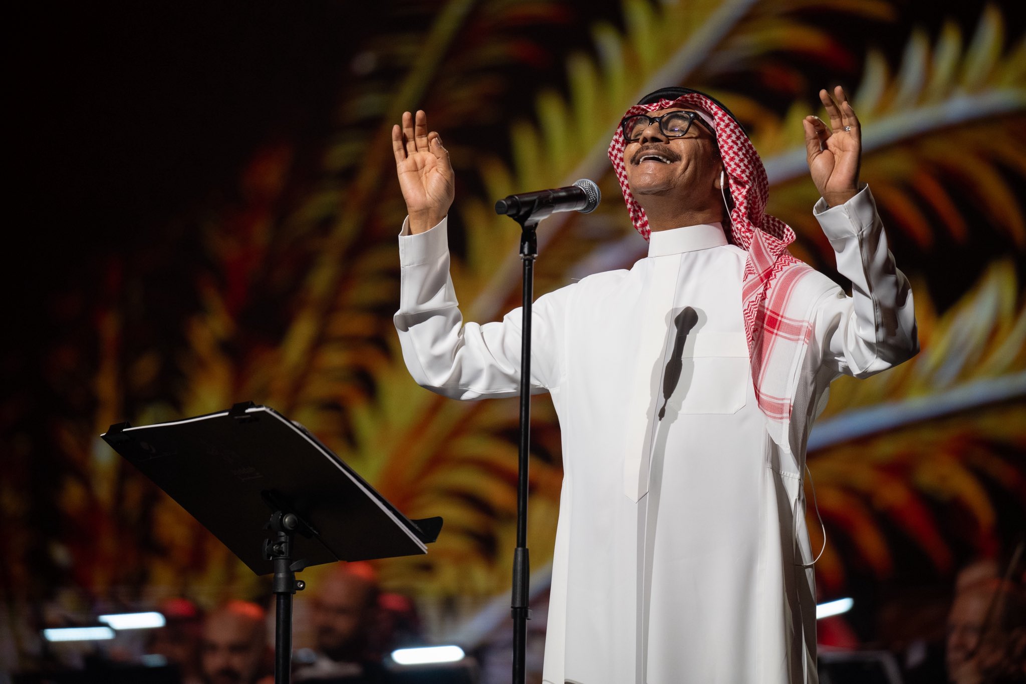 رابح صقر يلهب حماس جمهور جدة بأشهر الأغاني