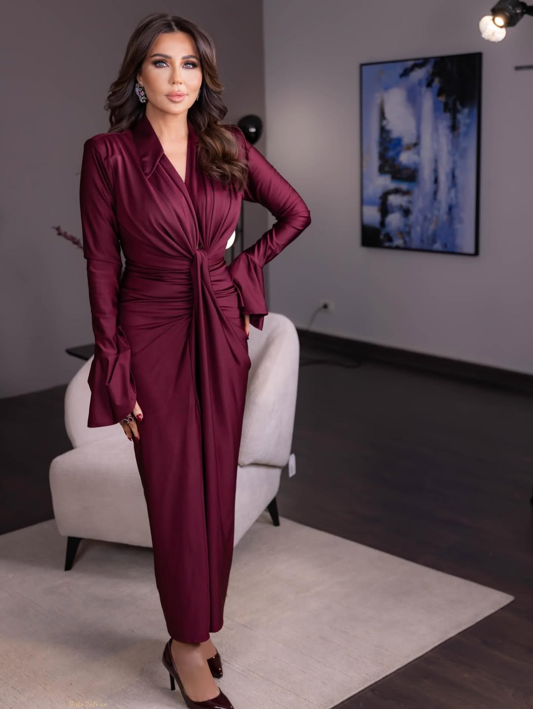 رابعة الزيات ترتدي فستانا باللون البرغندي