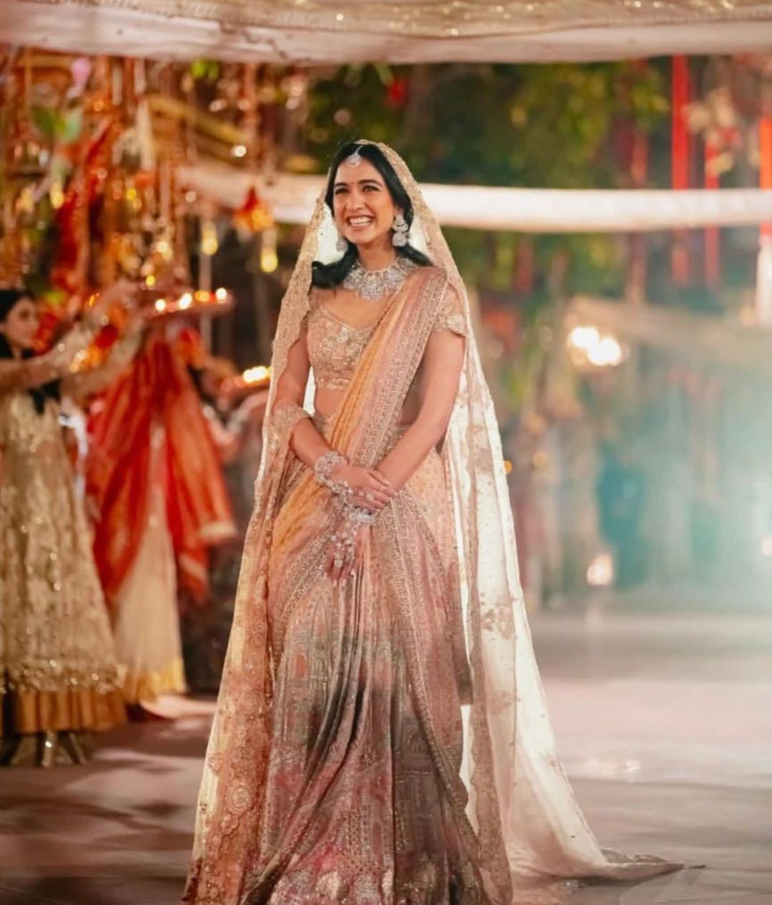 راديكا ميرشانت بإطلالة عُرس أنيقة ومجوهرات تقليدية مرصّعة بالألماس