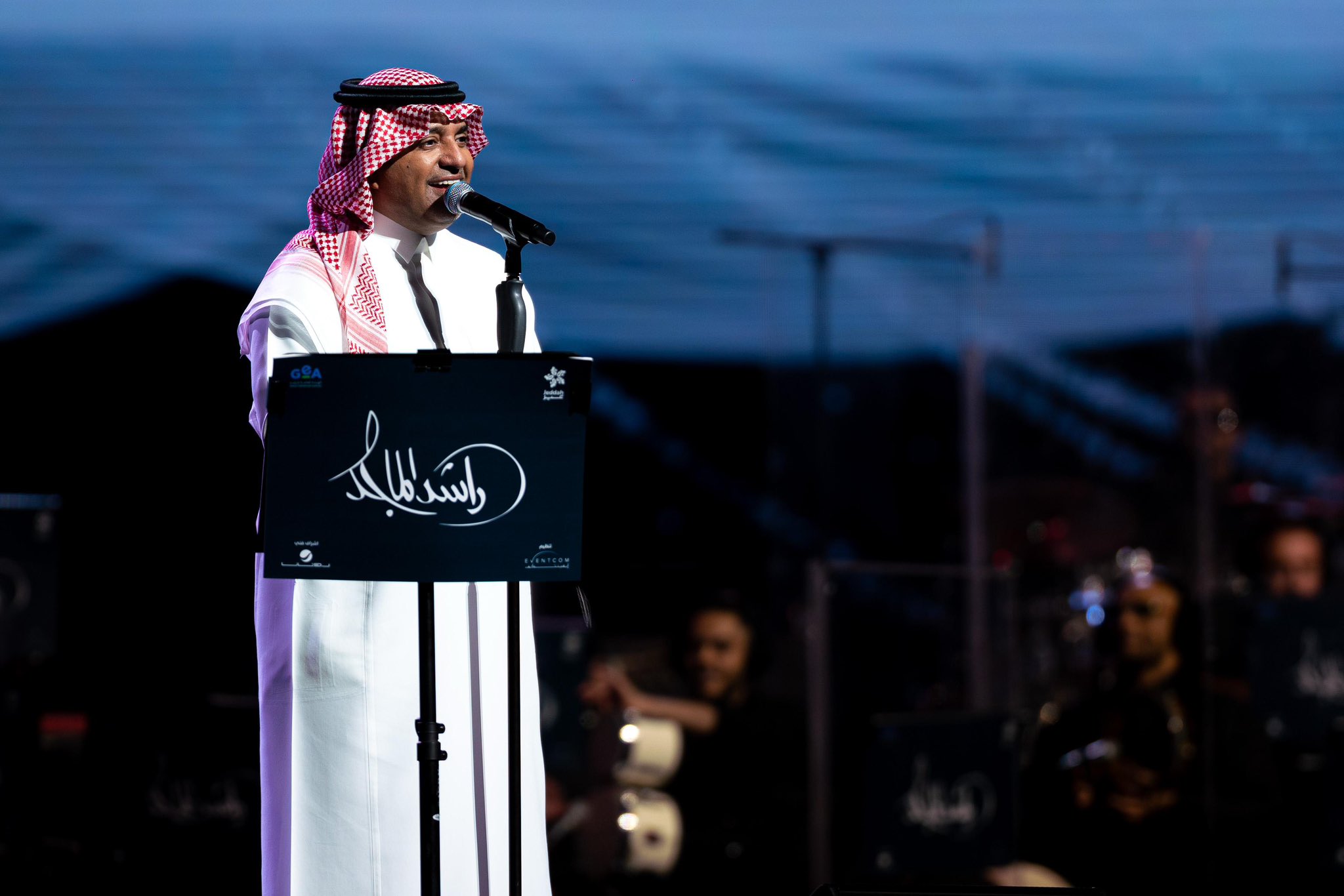 راشد الماجد يختار مجموعة من كلاسيكيات أعماله في جدة