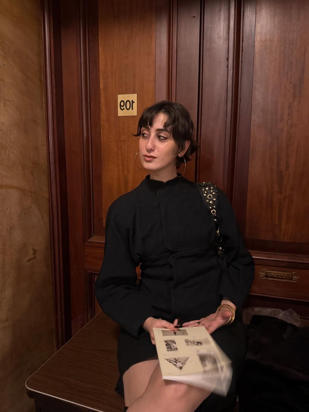 راما ترتدي فستانا قصيرا باللون الأسود الموحد،