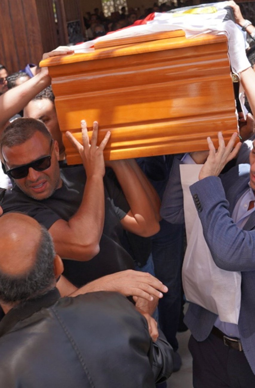 رامي صبري يحمل نعش هاني شاكر