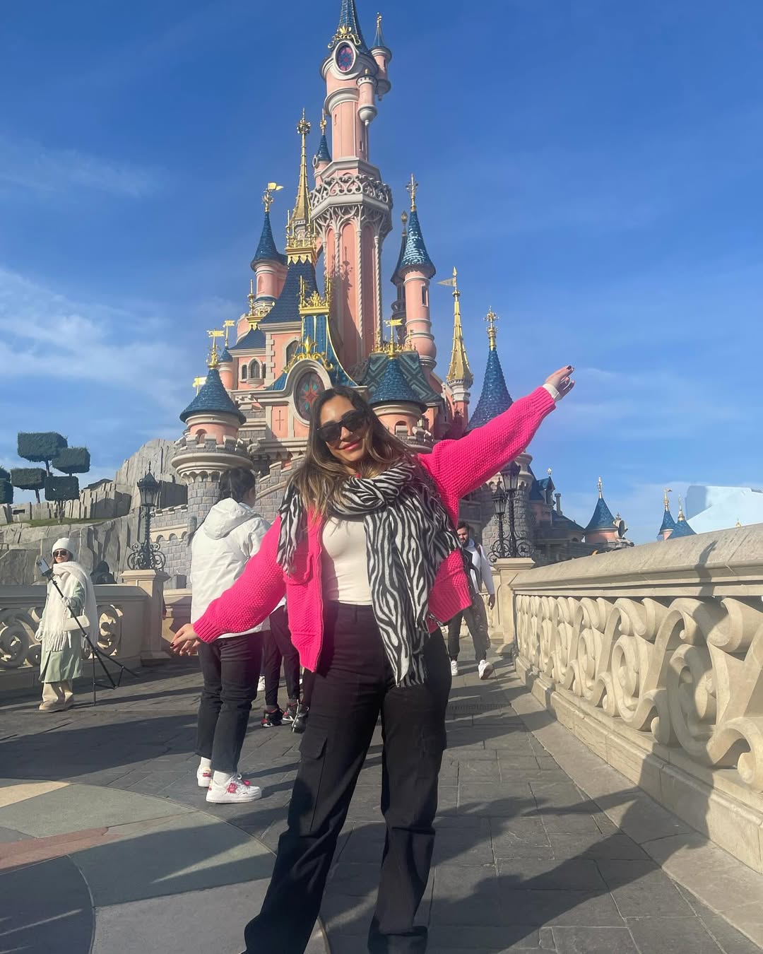  راندا رياض إطلالة كاجوال بستايل بنطال الكارجو الأسود بالخصر العالي