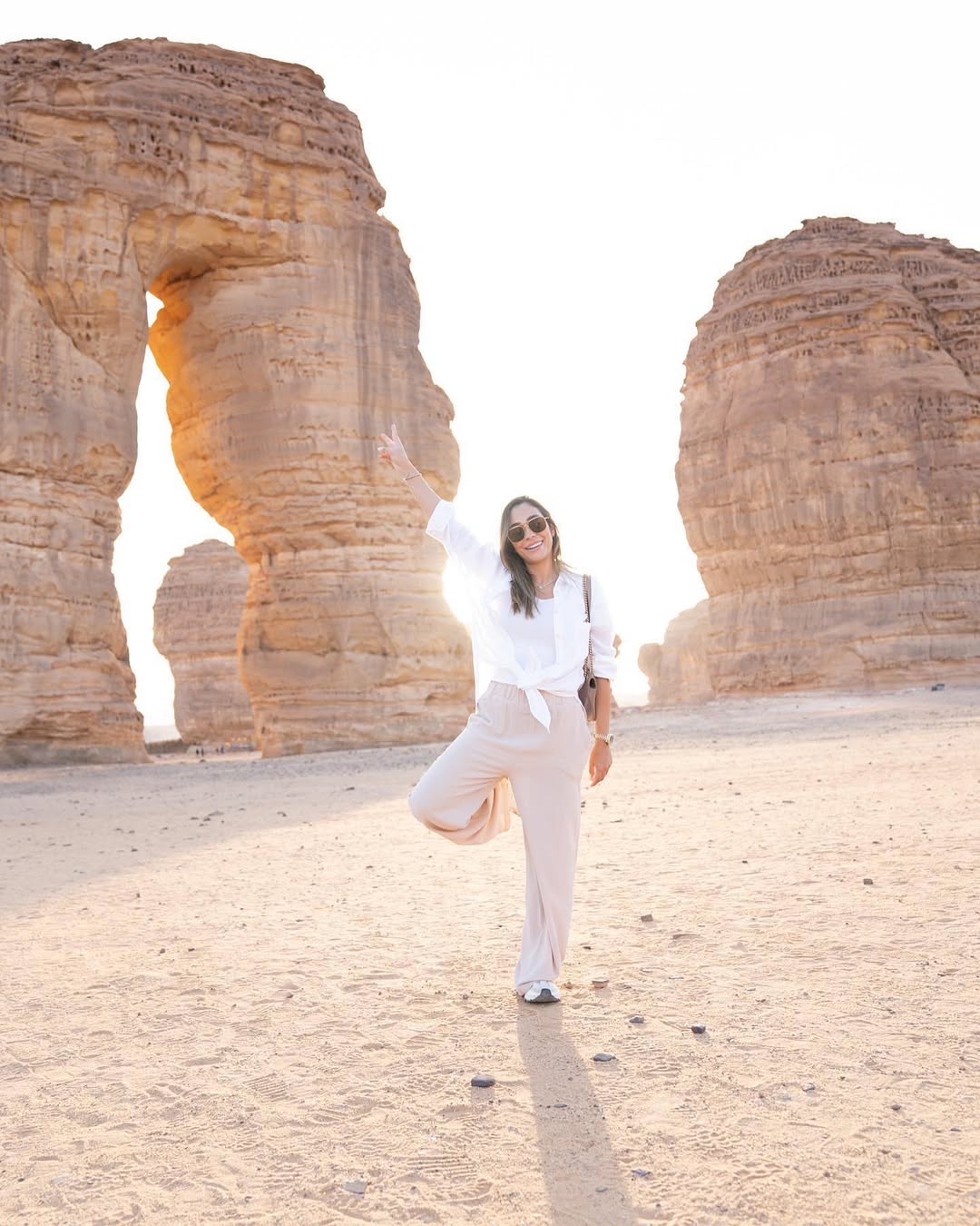 راندا رياض إطلالة كاجوال بصيحة بنطال الدنيم الداكن باللون الأزرق مع توب ضيق باللون الكافيه