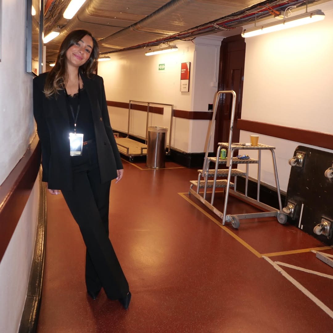 راندا رياض ببنطال كلاسيكي بأرجل مستقيمة مع جاكيت محدد للخصر بياقة رفيعة