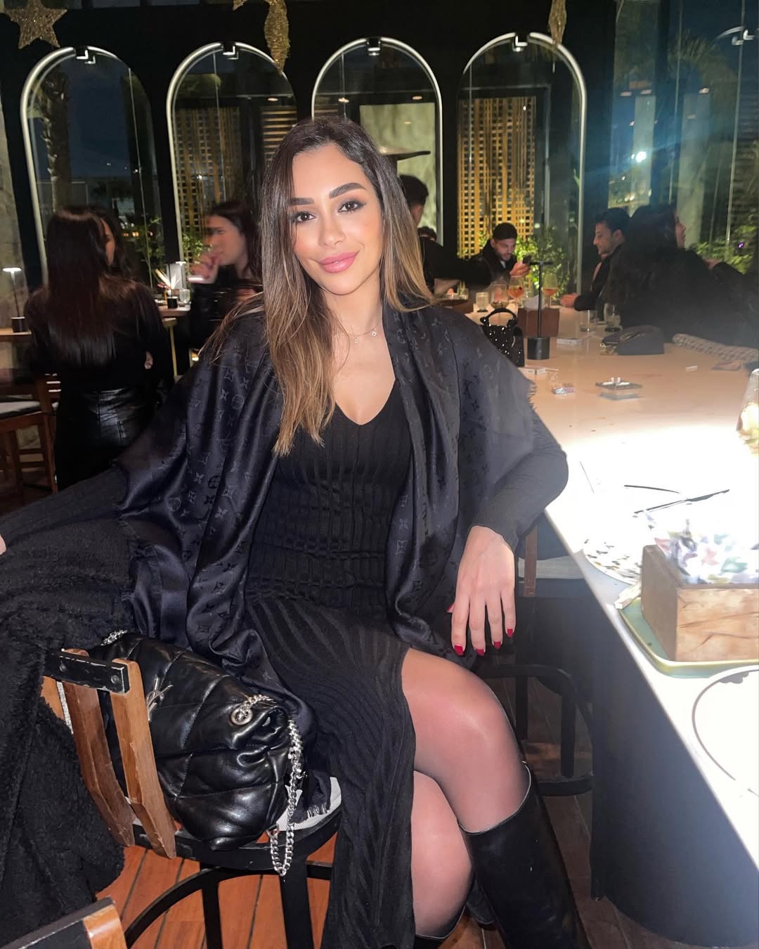 راندا رياض بتنسيق مونوكروم باللون الأسود