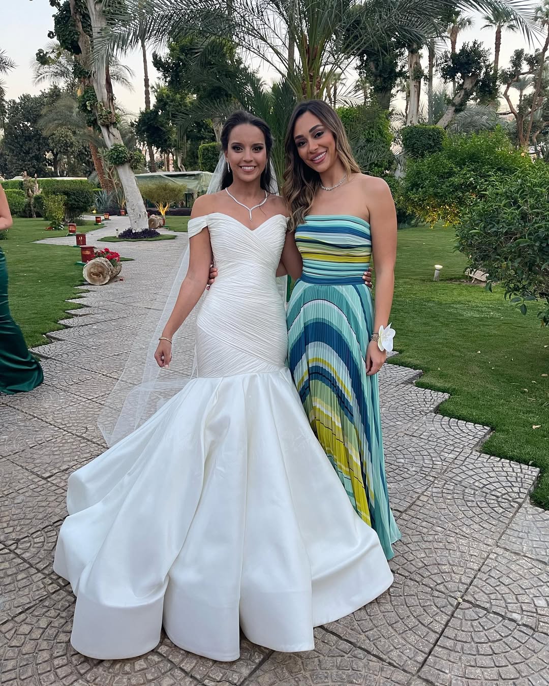 راندا رياض بفستان سترابلس من القماش المجعد المطبوع بالخطوط المنحني