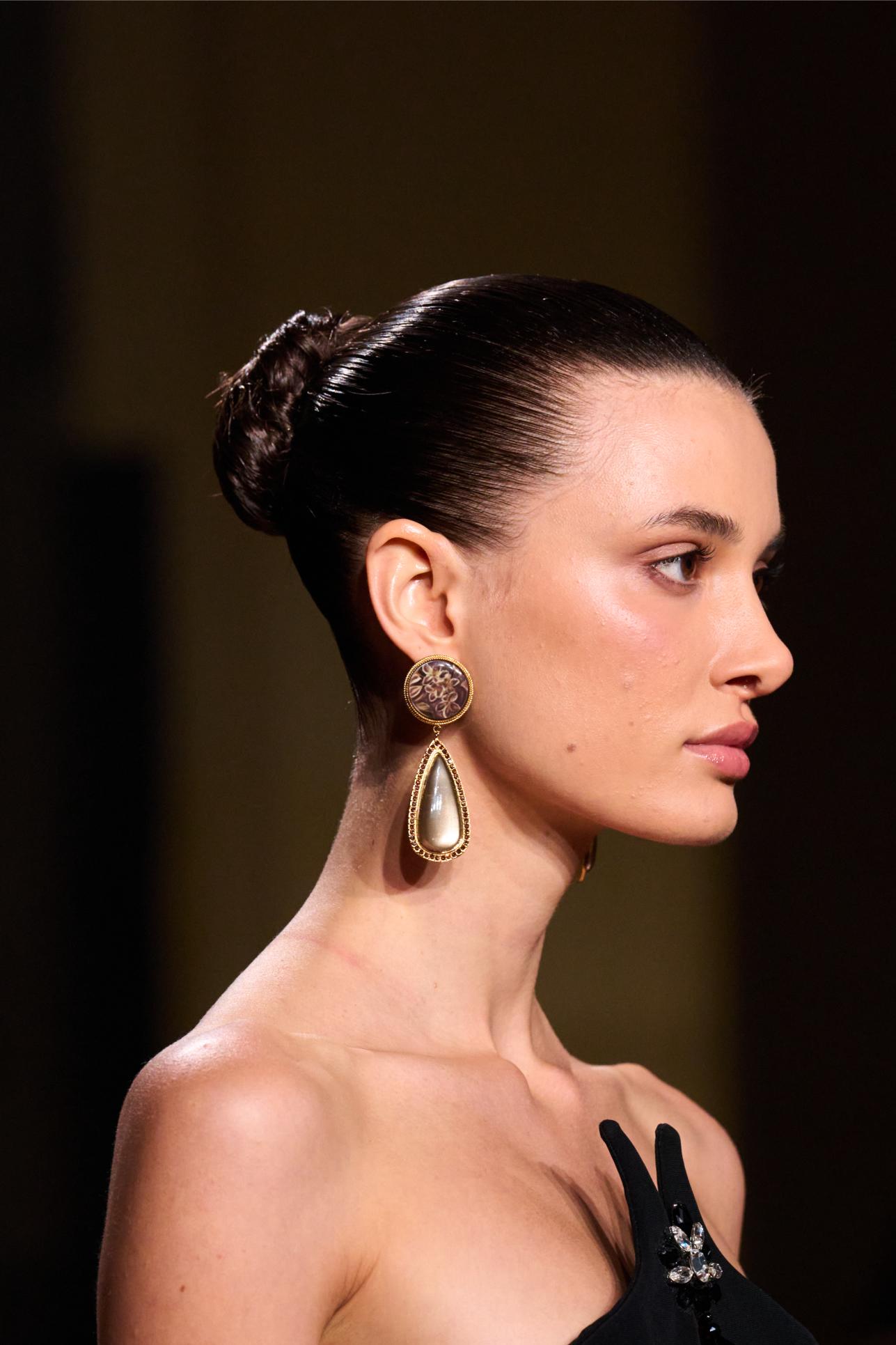 ربط الشعر لا يمنع نموه بل يضعفه