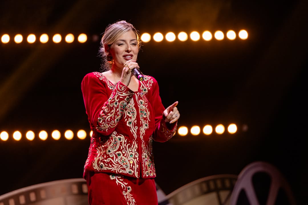 رجاء مزيان بالكاراكو المطرز باللون الأحمر الناري