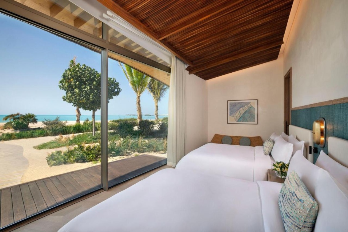 رحابة الإطلالة والغرف في منتجع سانت ريجيس البحر الأحمر