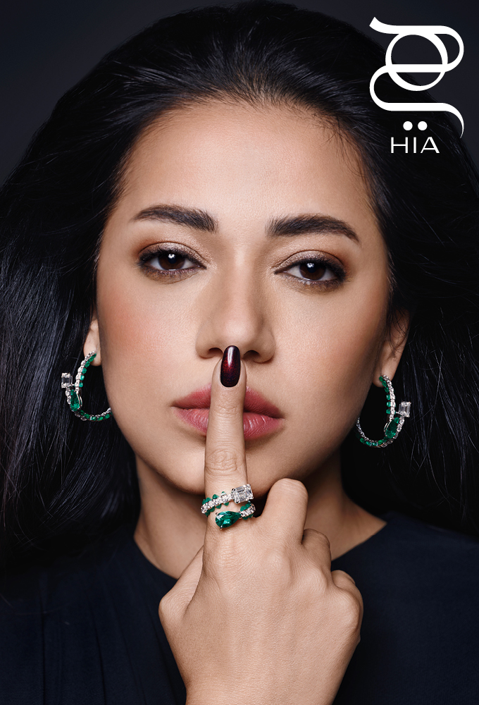 رحمة رياض بأقراط وخاتم تيب توب Tip-Top من الذهب الأبيض المرصّع بالألماس والزمرد من دار مارلي MARLI