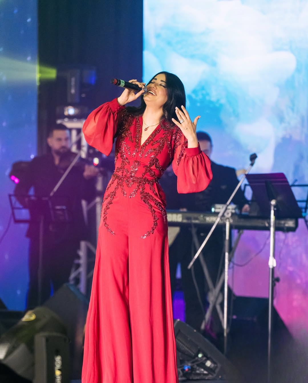 رحمة رياض بجمبسوت أحمر من توقيع سعيد قبيسي