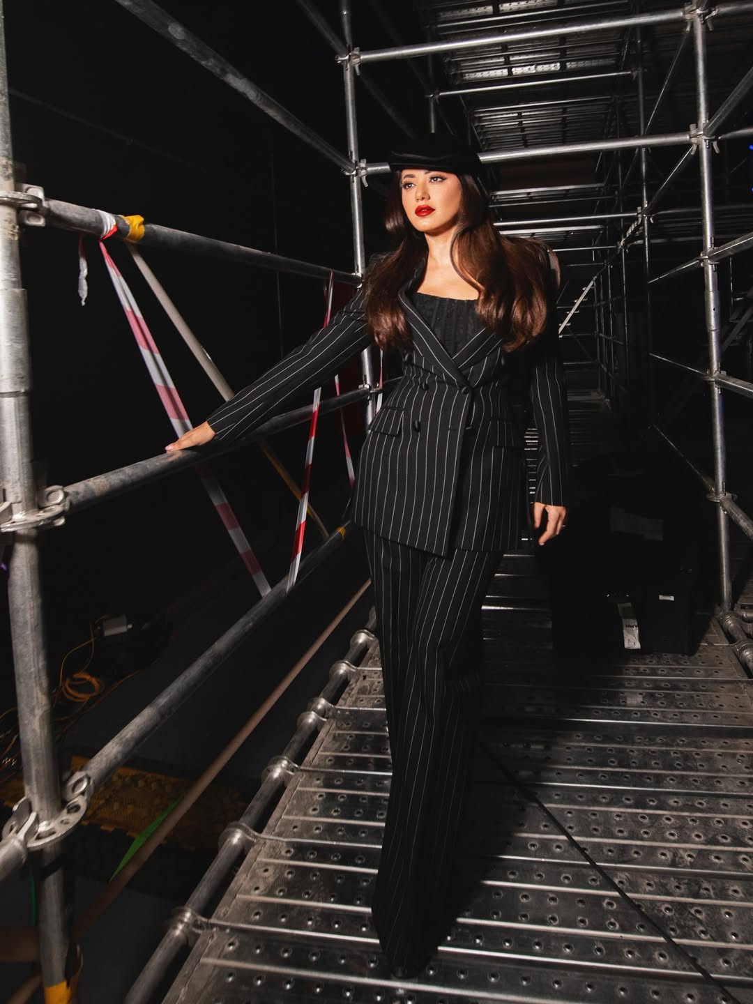 رحمة رياض بصيحة البدلة باللون الأسود المخطط بالأبيض