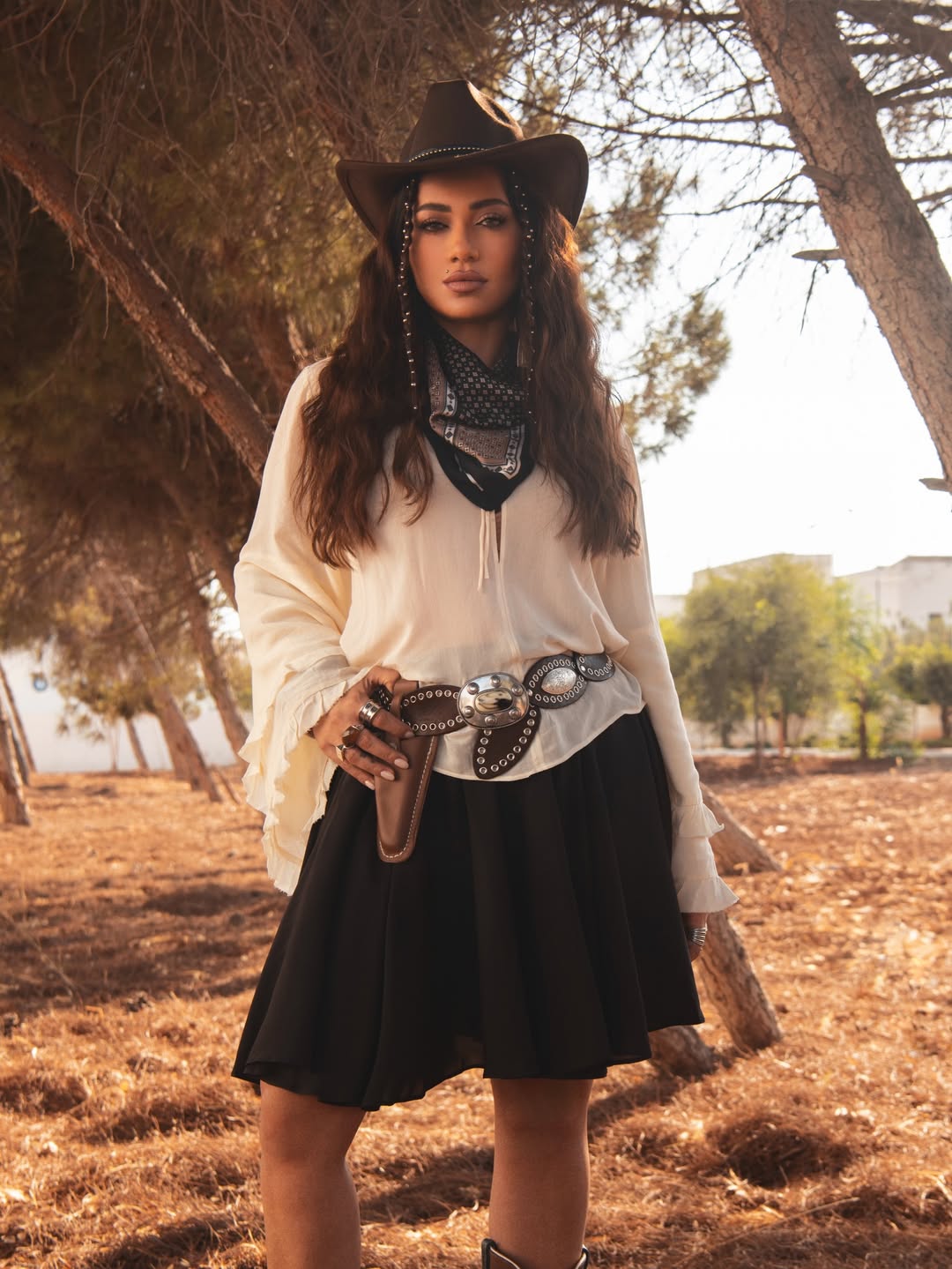 رحمة رياض بصيحة التنورة القصيرة بستايل الكاوبوي