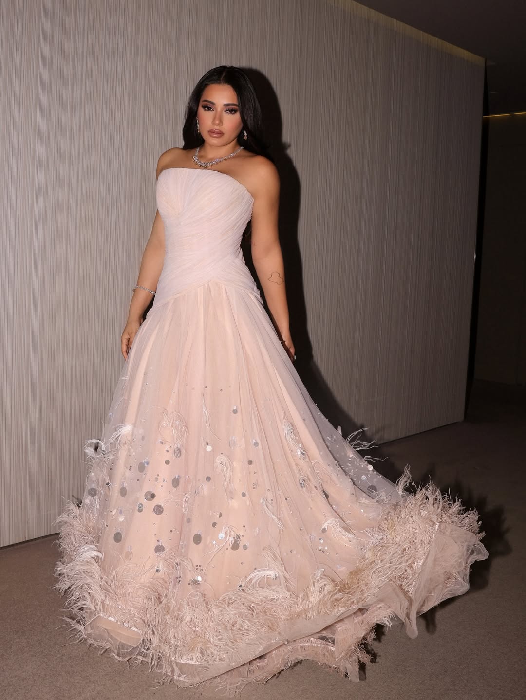 رحمة رياض بفستان رقيق بلون كريمي بتصميم سترابلس