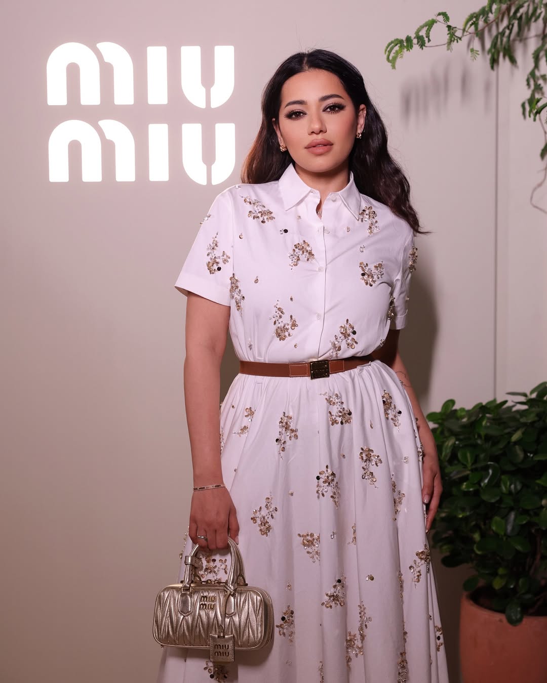 رحمة رياض حملت حقيبة يد متناغمة من ماركة Miumiu